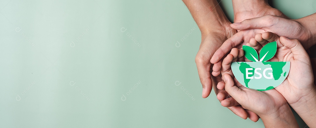 Mãos segurando árvore em crescimento na terra