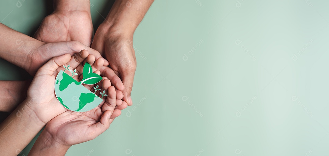 Mãos segurando árvore em crescimento na terra