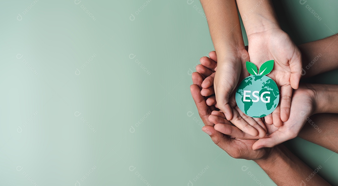 Mãos segurando árvore em crescimento na terra