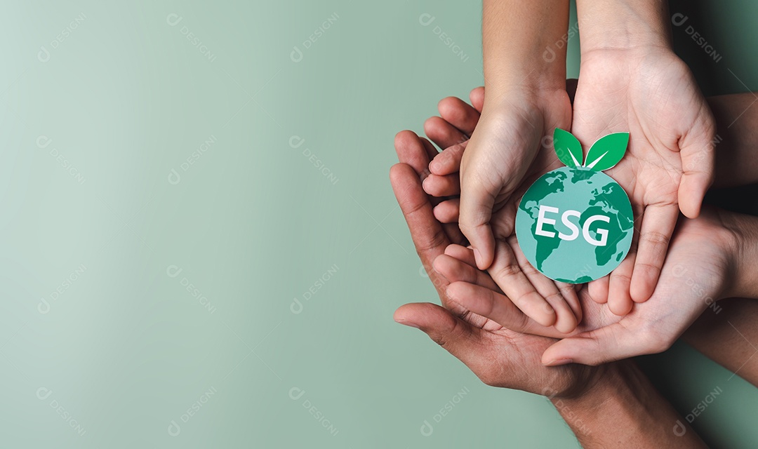 Mãos segurando árvore em crescimento na terra