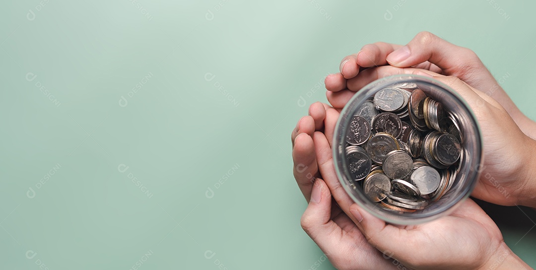 Mãos de adulto e criança segurando pote de dinheiro