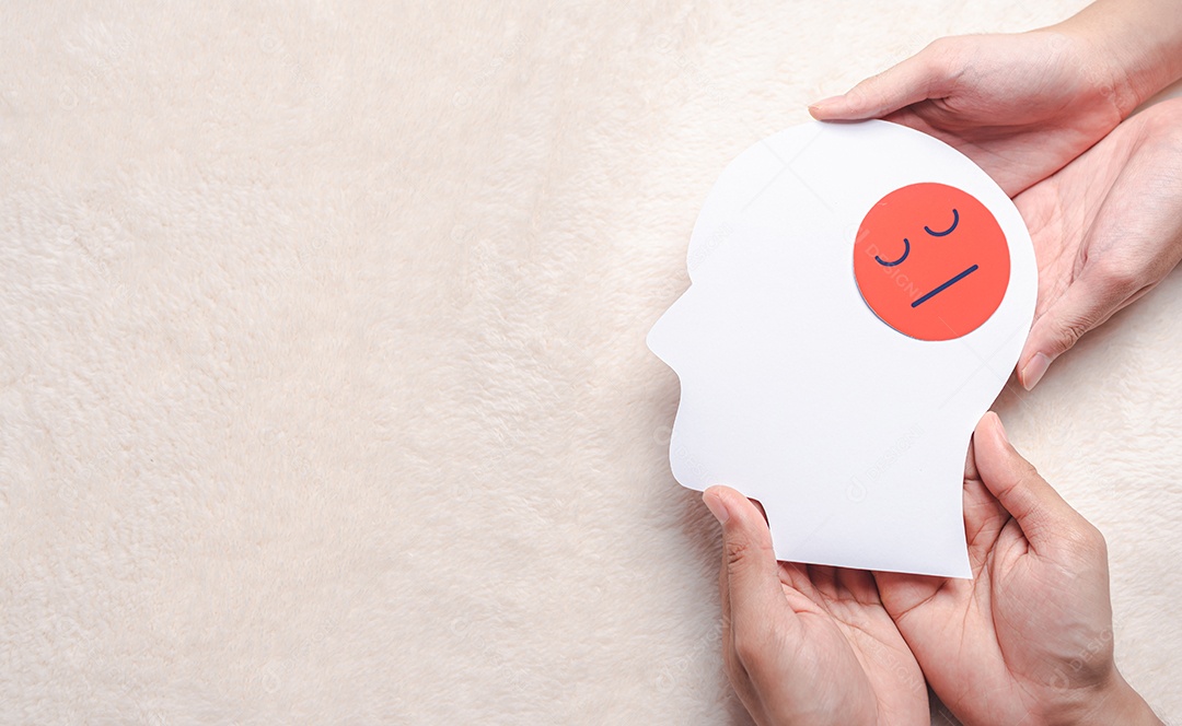 Mãos segurando rosto triste ou zangado no corte de papel cerebral