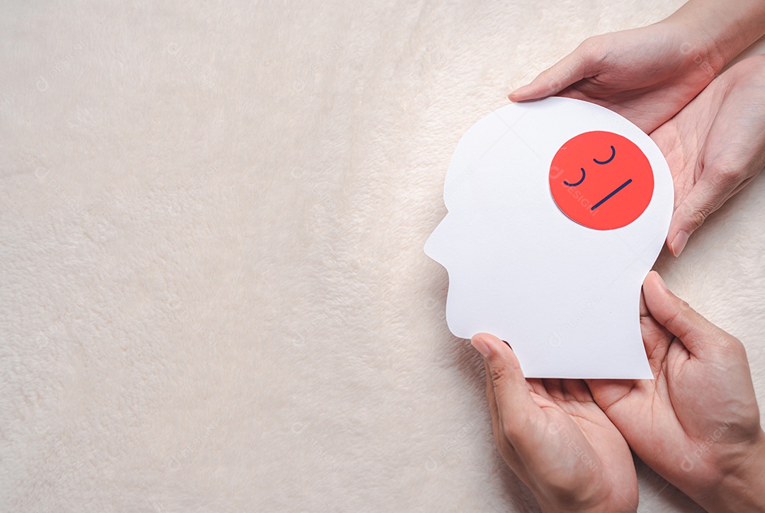 Mãos segurando rosto triste ou zangado no corte de papel cerebral