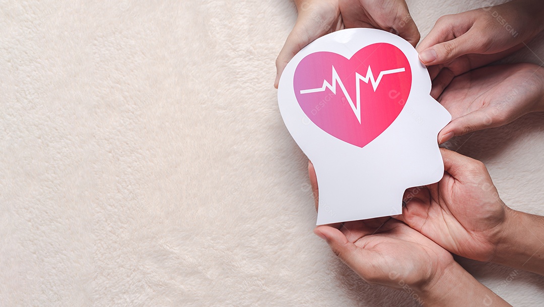 Mãos segurando cérebro de papel e pulso de coração vermelho