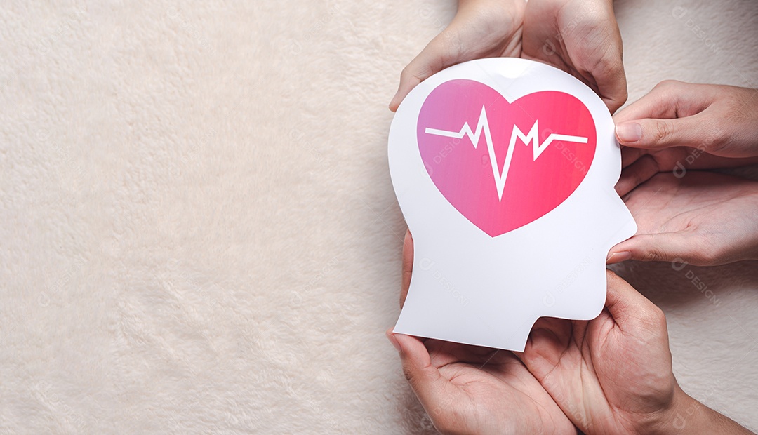 Mãos segurando cérebro de papel e pulso de coração vermelho