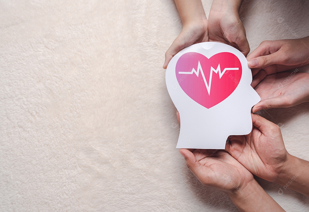 Mãos segurando cérebro de papel e pulso de coração vermelho