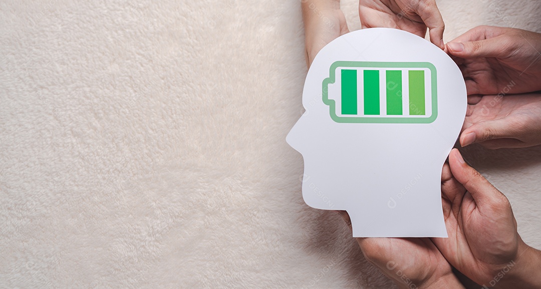 Mãos segurando o cérebro com corte de papel de ícone de bateria