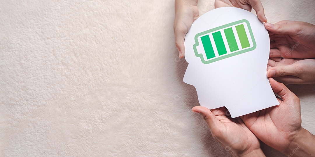 Mãos segurando o cérebro com corte de papel de ícone de bateria