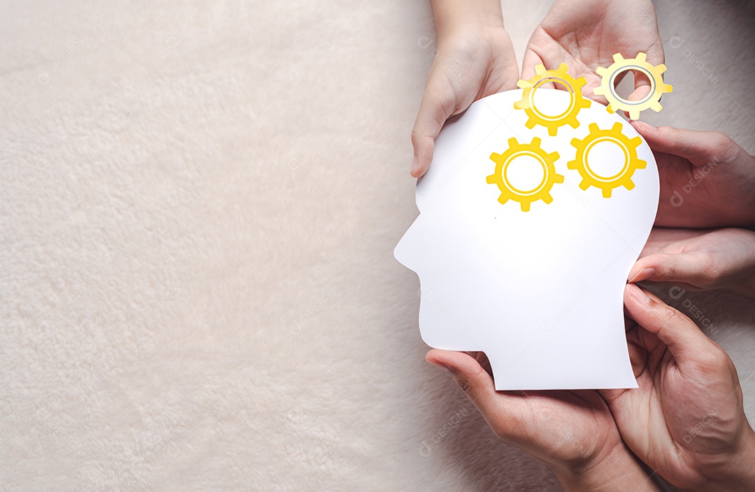 Mãos segurando o cérebro com corte de papel de ícone de configuração