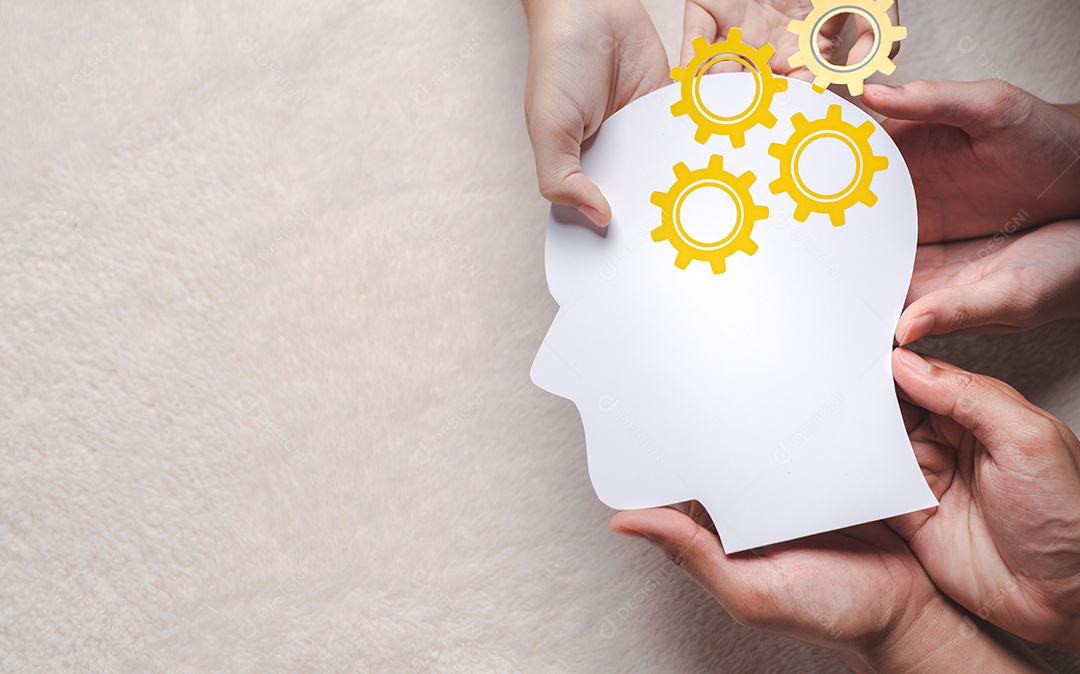 Mãos segurando o cérebro com corte de papel de ícone de configuração