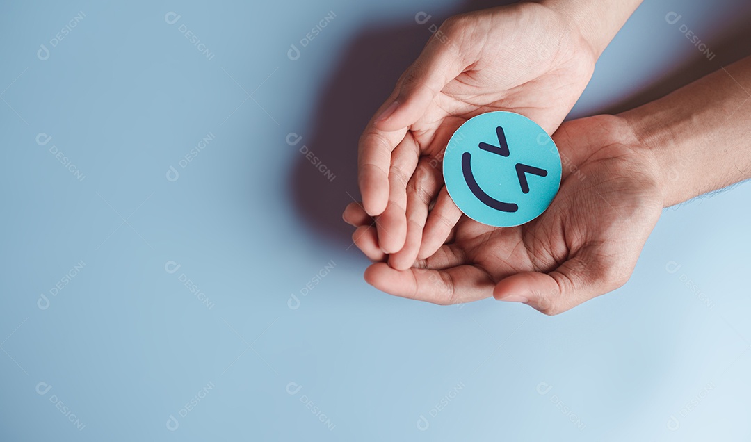 Mãos segurando um sorriso feliz azul, boa classificação de feedback, avaliação positiva do cliente