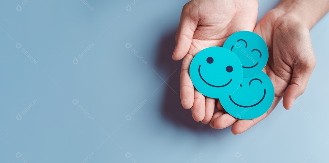 Mãos segurando um sorriso feliz azul, boa classificação de feedback, avaliação positiva do cliente