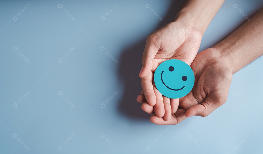 Mãos segurando um sorriso feliz azul, boa classificação de feedback, avaliação positiva do cliente