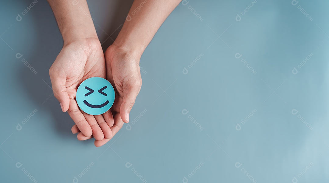 Mãos segurando um sorriso feliz azul, boa classificação de feedback, avaliação positiva do cliente