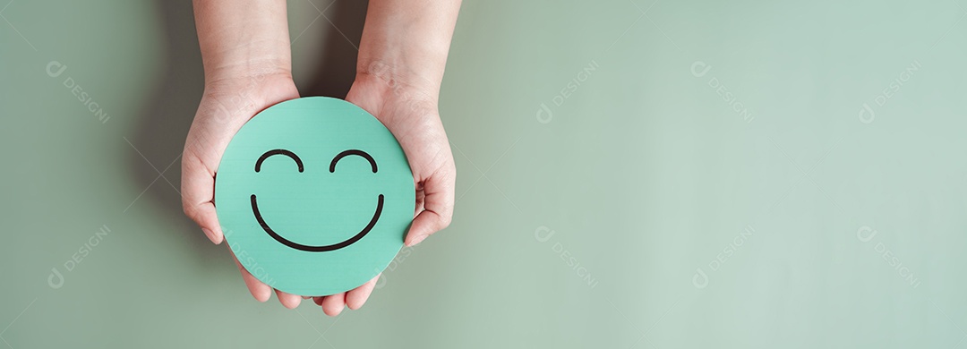 Mãos segurando um sorriso feliz verde, boa classificação de feedback, avaliação positiva do cliente