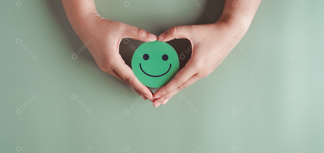 Mãos segurando um sorriso feliz verde, boa classificação de feedback, avaliação positiva do cliente