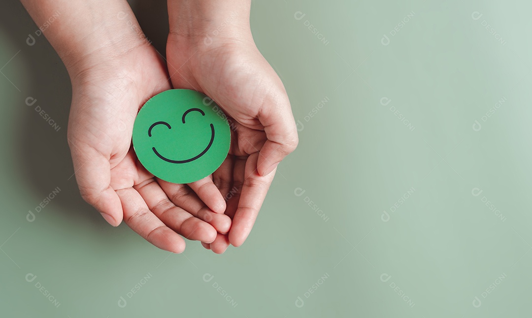 Mãos segurando um sorriso feliz verde, boa classificação de feedback, avaliação positiva do cliente
