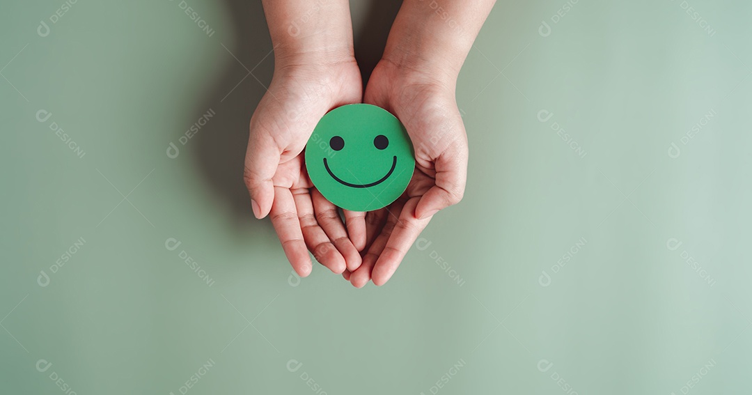 Mãos segurando um sorriso feliz verde, boa classificação de feedback, avaliação positiva do cliente