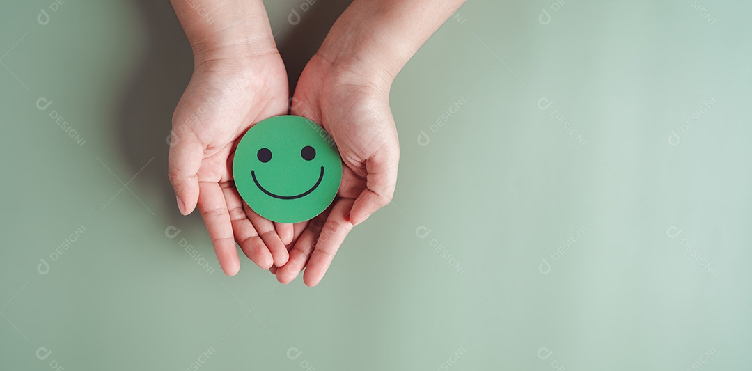 Mãos segurando um sorriso feliz verde, boa classificação de feedback, avaliação positiva do cliente