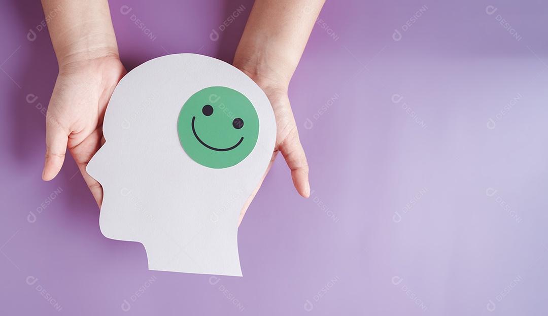 Mãos segurando um rosto sorridente em corte de papel cerebral, emoção sorridente feliz e hormônios de humor