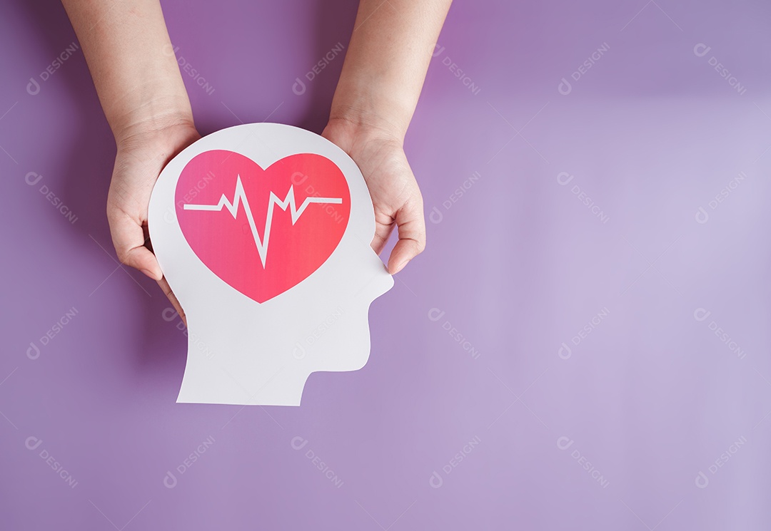 Mãos segurando cérebro de papel e pulso de coração vermelho, derrame cerebral, dia mundial do coração