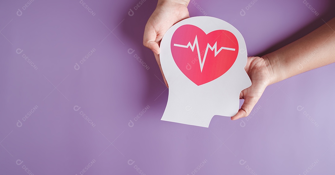 Mãos segurando cérebro de papel e pulso de coração vermelho, derrame cerebral, dia mundial do coração