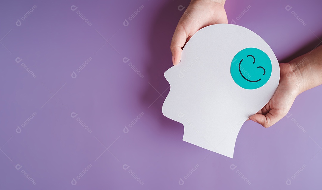 Mãos segurando um rosto sorridente em corte de papel cerebral, emoção sorridente feliz e hormônios de humor