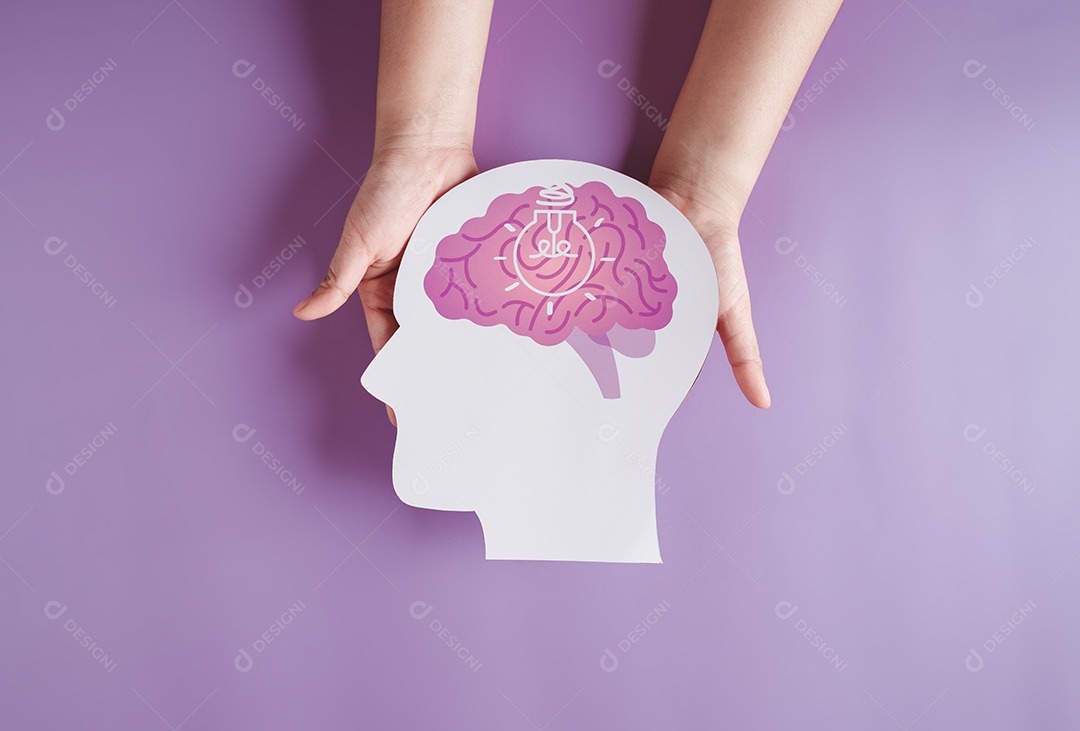 Mãos segurando o cérebro com corte de papel de lâmpada, ideia de inovação criativa