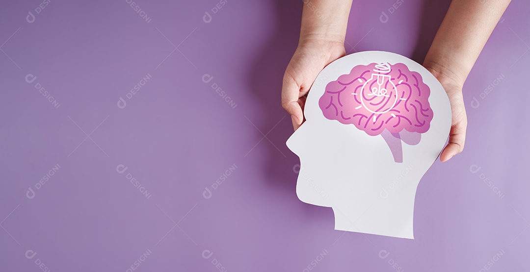 Mãos segurando o cérebro com corte de papel de lâmpada, ideia de inovação criativa