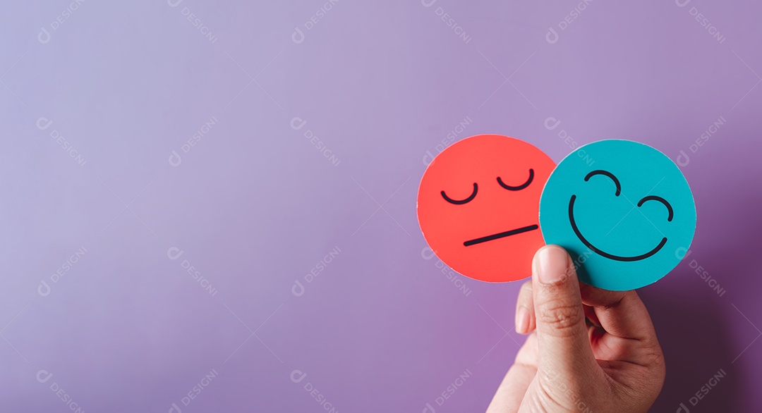 Mãos segurando um rosto triste escondido ou atrás de um rosto sorridente feliz, bipolar e depressão, conceito de saúde mental