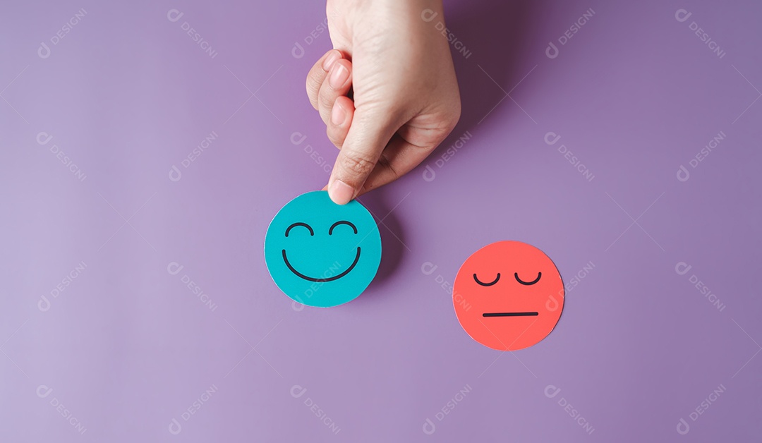 Corte de papel de rosto sorridente feliz selecionado à mão, boa classificação de feedback e avaliação positiva do cliente