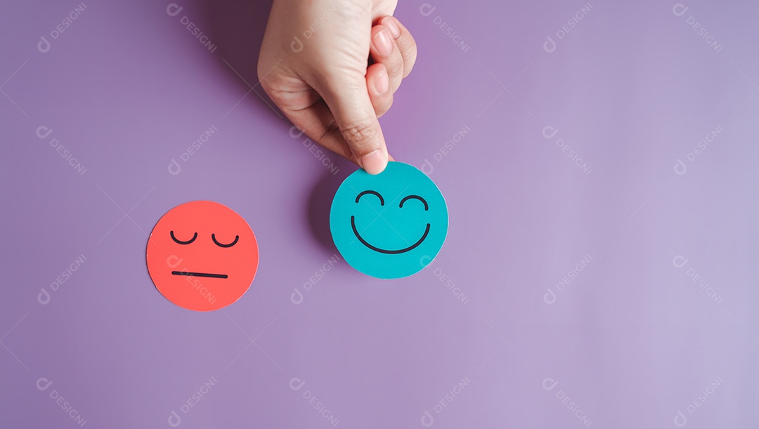 Corte de papel de rosto sorridente feliz selecionado à mão, boa classificação de feedback e avaliação positiva do cliente