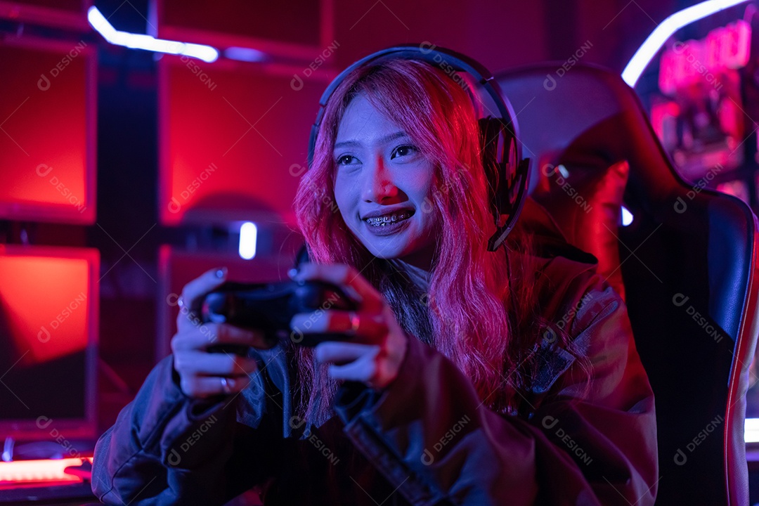 Jogadores felizes jogando videogame online com telefone celular inteligente com luzes de neon