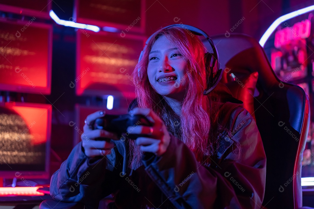 Jogadores felizes jogando videogame online com telefone celular inteligente com luzes de neon