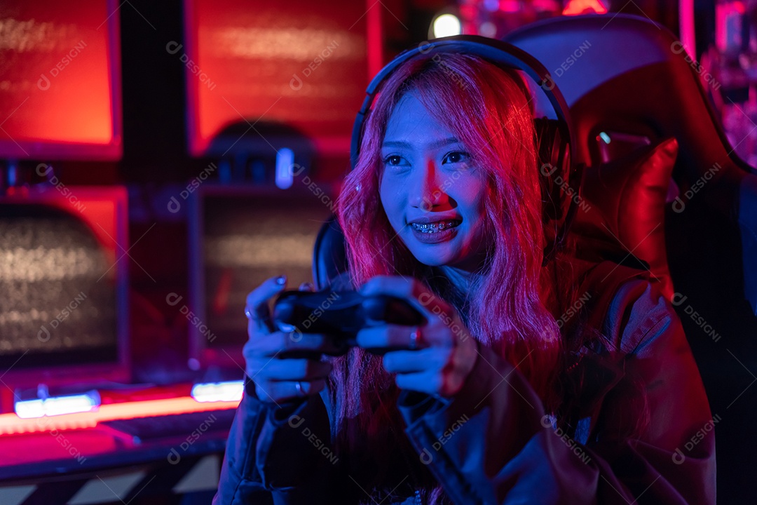 Jogadores felizes jogando videogame online com telefone celular inteligente com luzes de neon