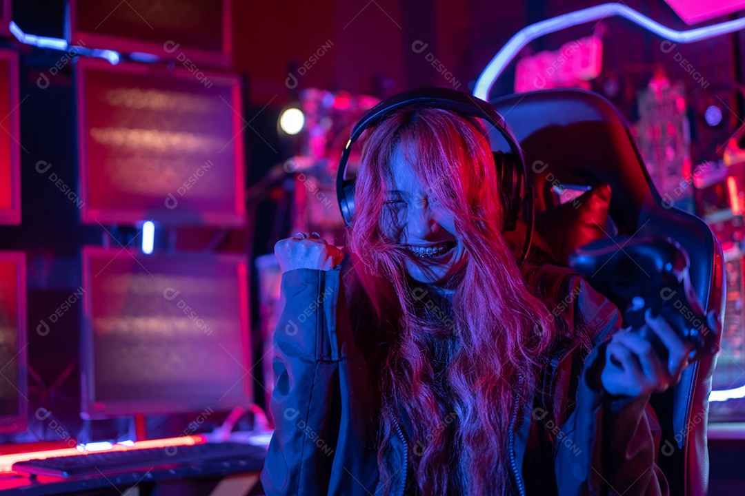 Jogadores felizes jogando videogame online com telefone celular inteligente com luzes de neon