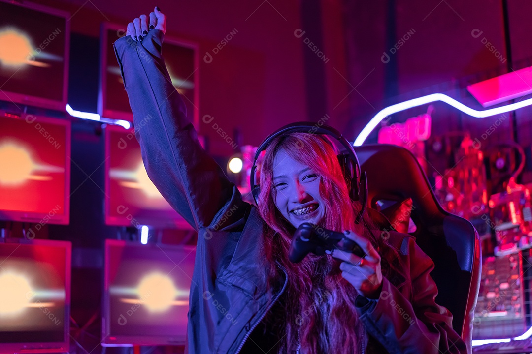 Jogadores felizes jogando videogame online com telefone celular inteligente com luzes de neon