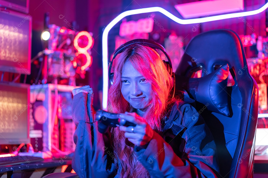 Jogadores felizes jogando videogame online com telefone celular inteligente com luzes de neon