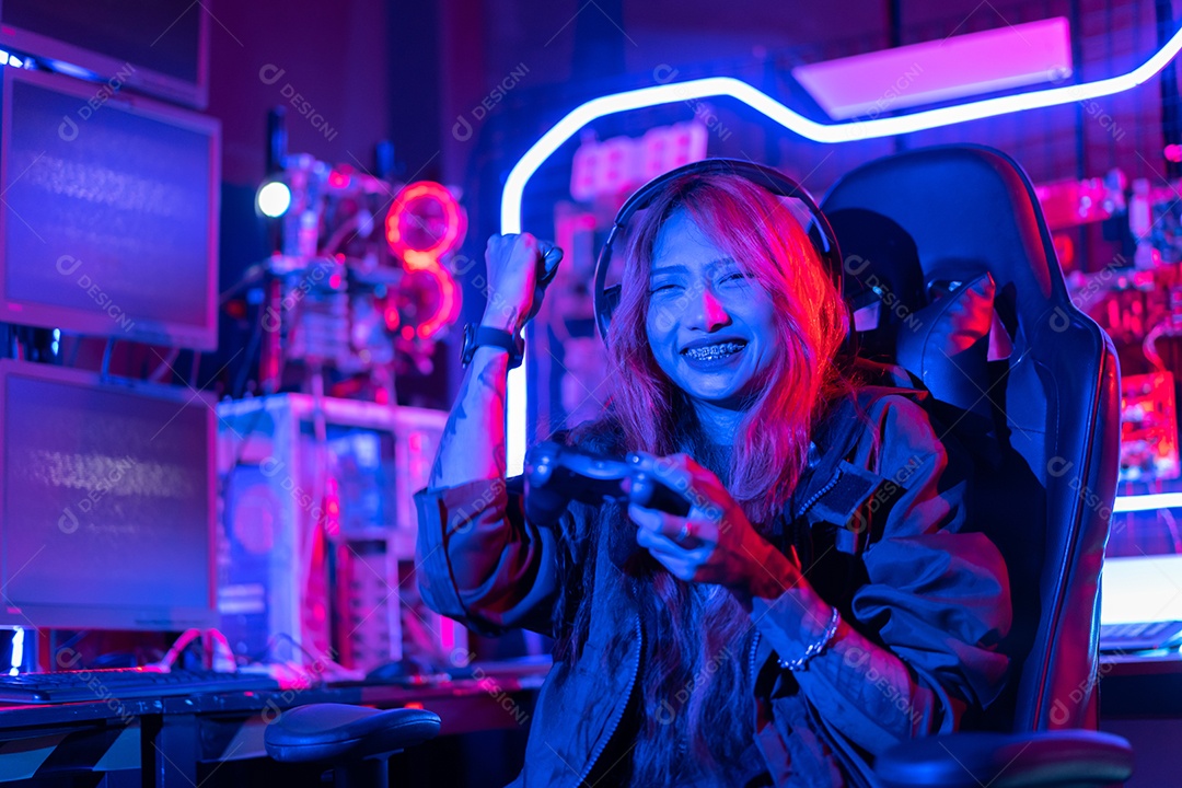 Jogadores felizes jogando videogame online com telefone celular inteligente com luzes de neon