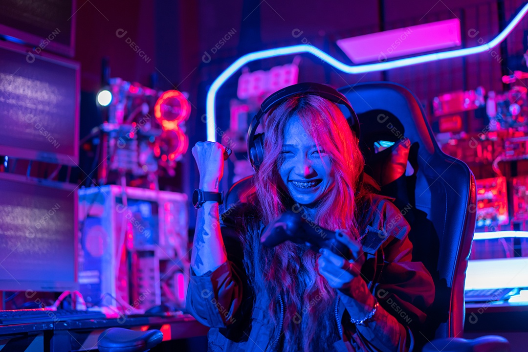 Jogadores felizes jogando videogame online com telefone celular inteligente com luzes de neon