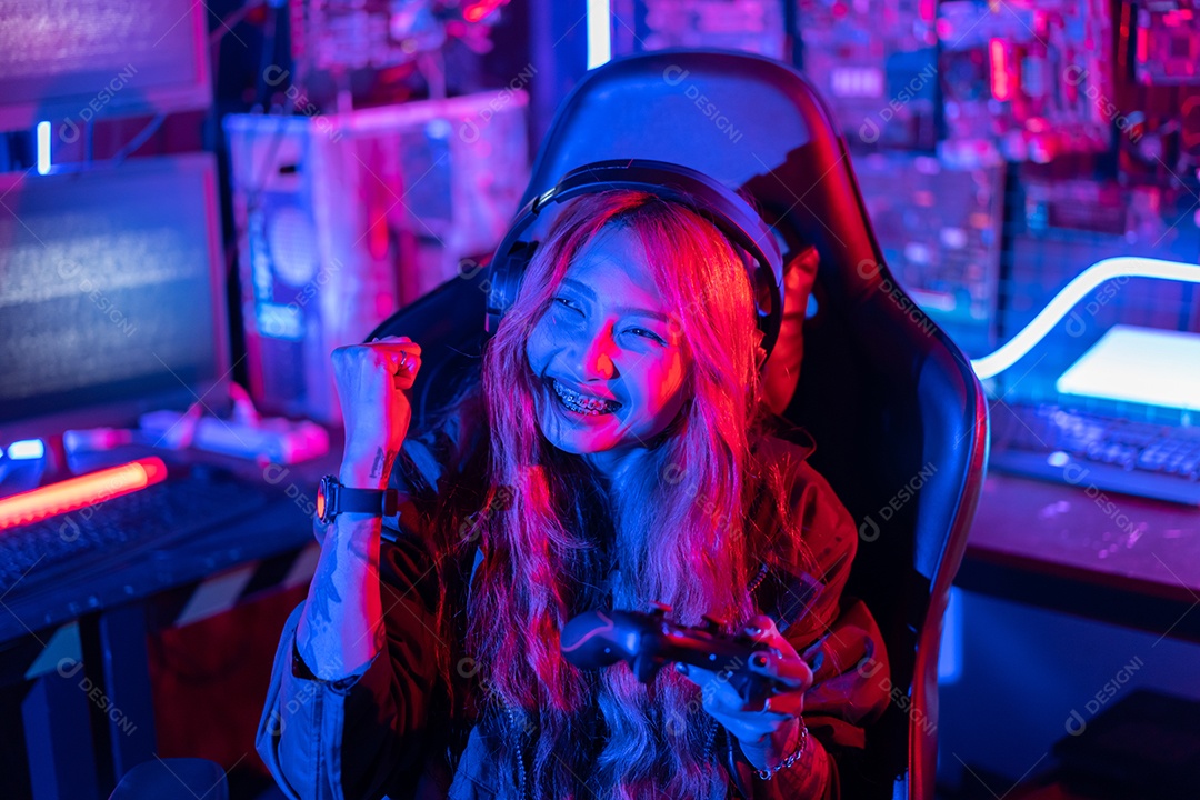 Jogadores felizes jogando videogame online com telefone celular inteligente com luzes de neon