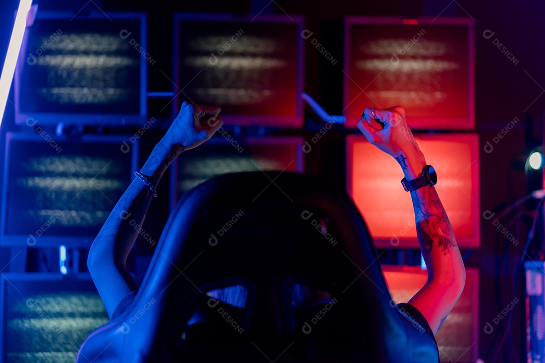 Jogadores felizes jogando videogame online com telefone celular inteligente com luzes de neon