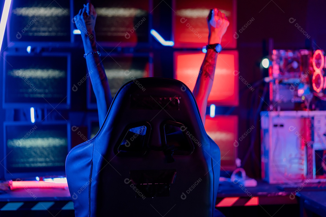 Jogadores felizes jogando videogame online com telefone celular inteligente com luzes de neon