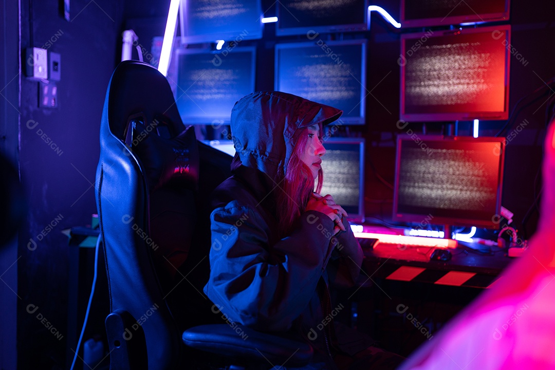 Jogadores felizes jogando videogame online com telefone celular inteligente com luzes de neon