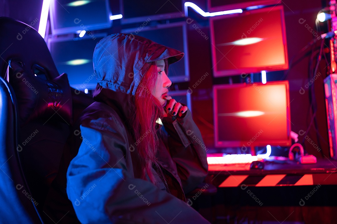 Jogadores felizes jogando videogame online com telefone celular inteligente com luzes de neon