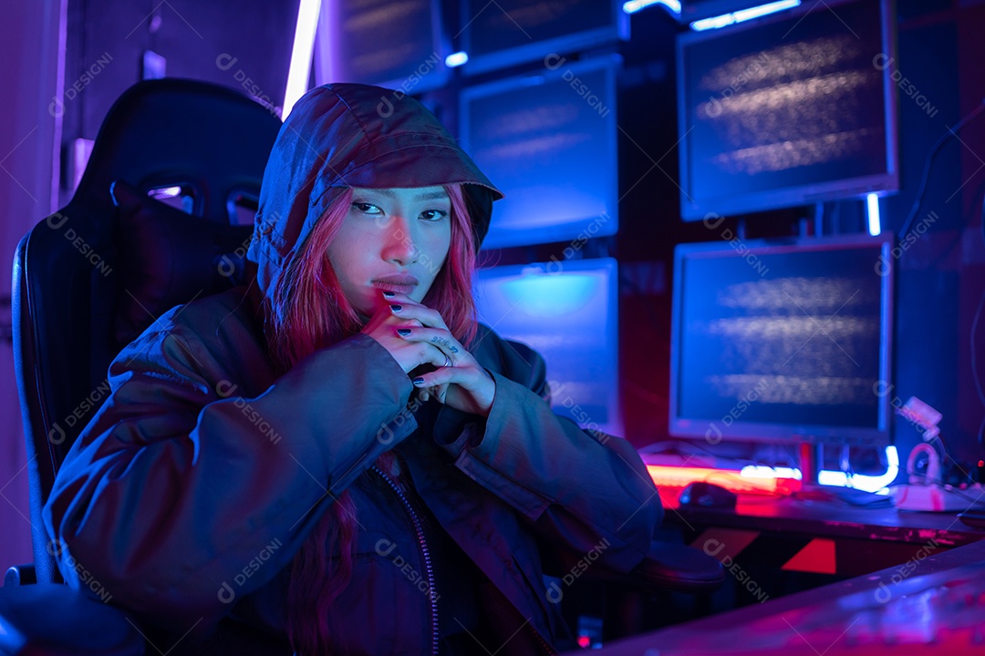 Jogadores felizes jogando videogame online com telefone celular inteligente com luzes de neon