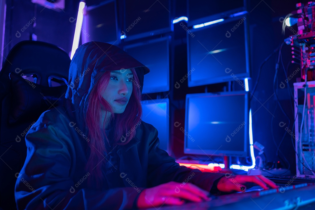 Jogadores felizes jogando videogame online com telefone celular inteligente com luzes de neon