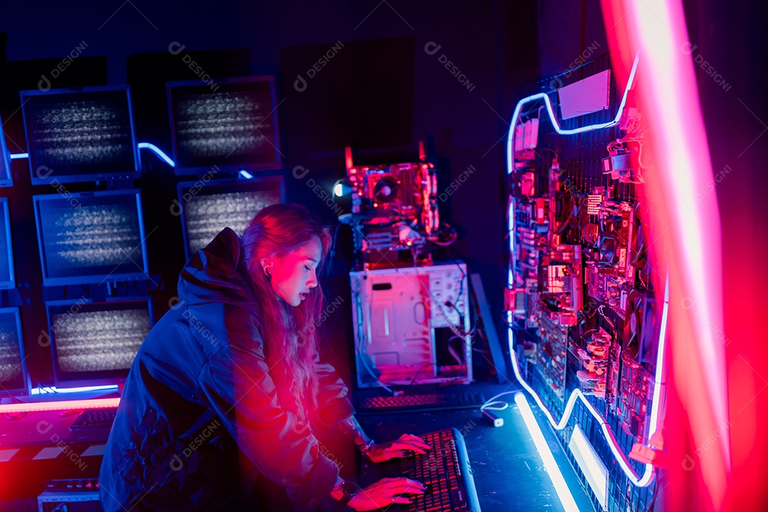 Jogadores felizes jogando videogame online com telefone celular inteligente com luzes de neon