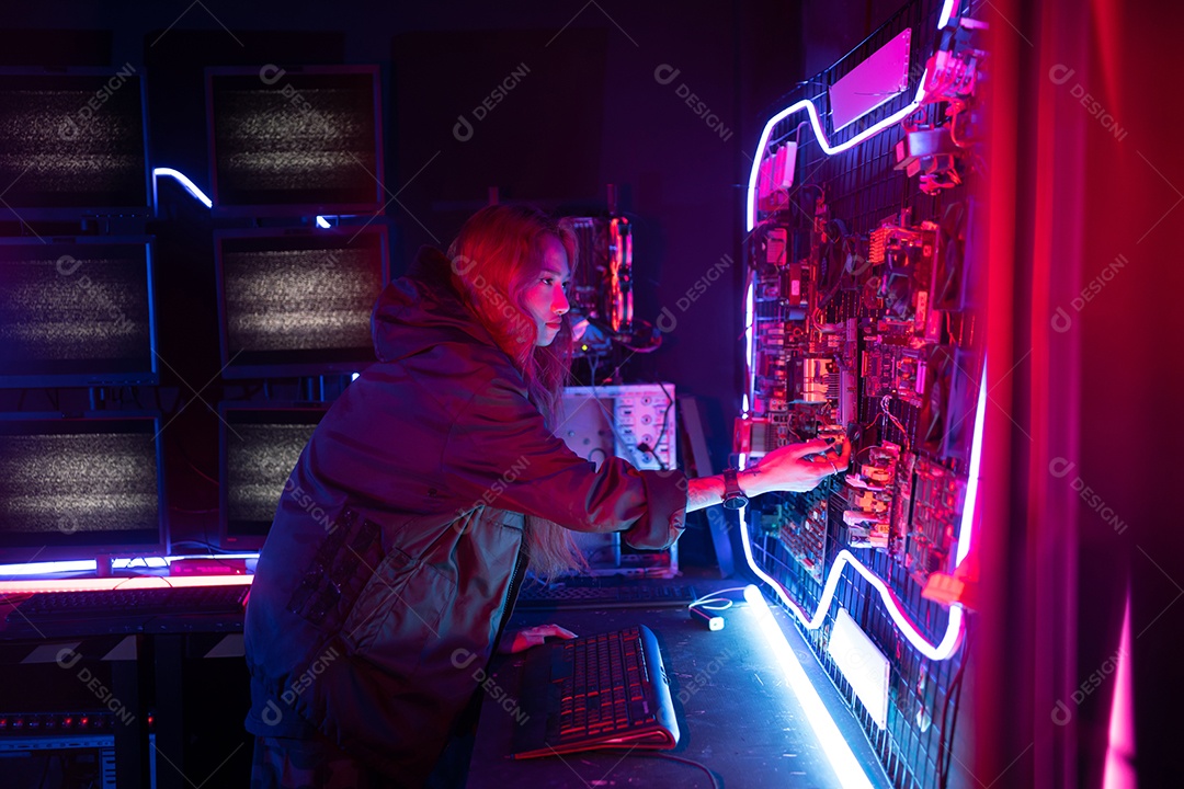 Jogadores felizes jogando videogame online com telefone celular inteligente com luzes de neon