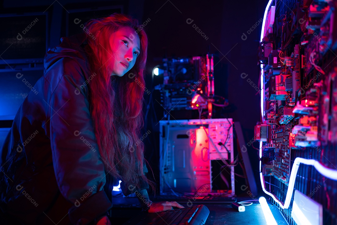 Jogadores felizes jogando videogame online com telefone celular inteligente com luzes de neon